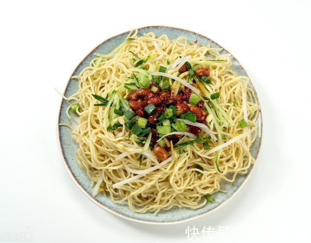 做凉面时,过凉水是不对的,学会这一招,爽滑筋道,不成坨不发粘