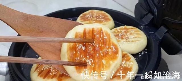 创意|1斤红豆,3勺面粉,擀一擀烙一烙,做出创意烧饼,比面包香甜好吃!