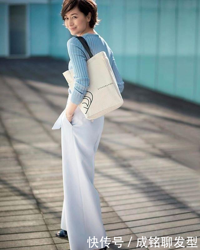 50岁女人怎么穿时尚减龄?这位日本“大妈”知性穿搭,优雅又高级