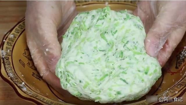 冬天萝卜最解馋做法，不炒不炖不腌，放锅里蒸一蒸，上桌比肉还香