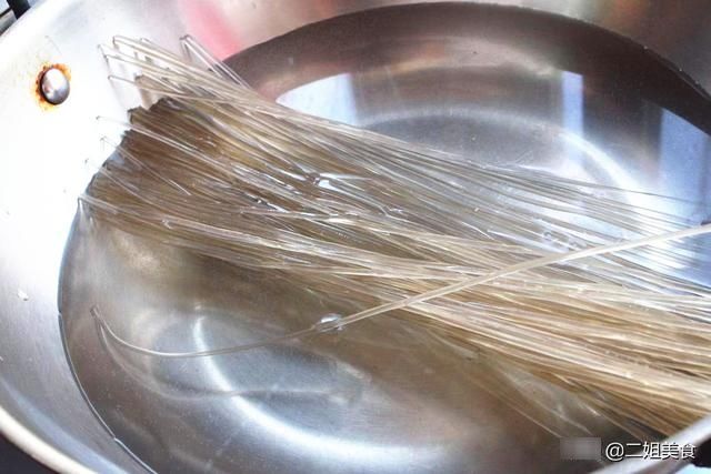 用胡萝卜和粉条做包子原来这么好吃,比白菜馅鲜,比韭菜馅还香