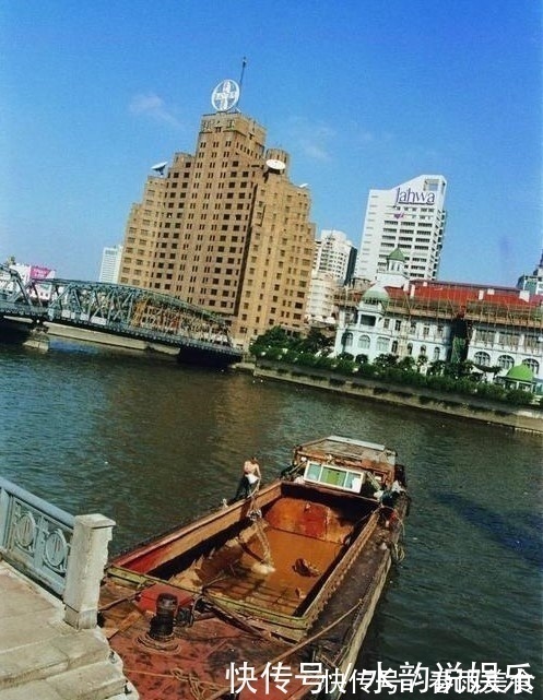 宣州谢朓楼饯别校书叔云@小伙取下自己的肋骨做成项圈,把自己封进水泥里,他的人生太疯狂