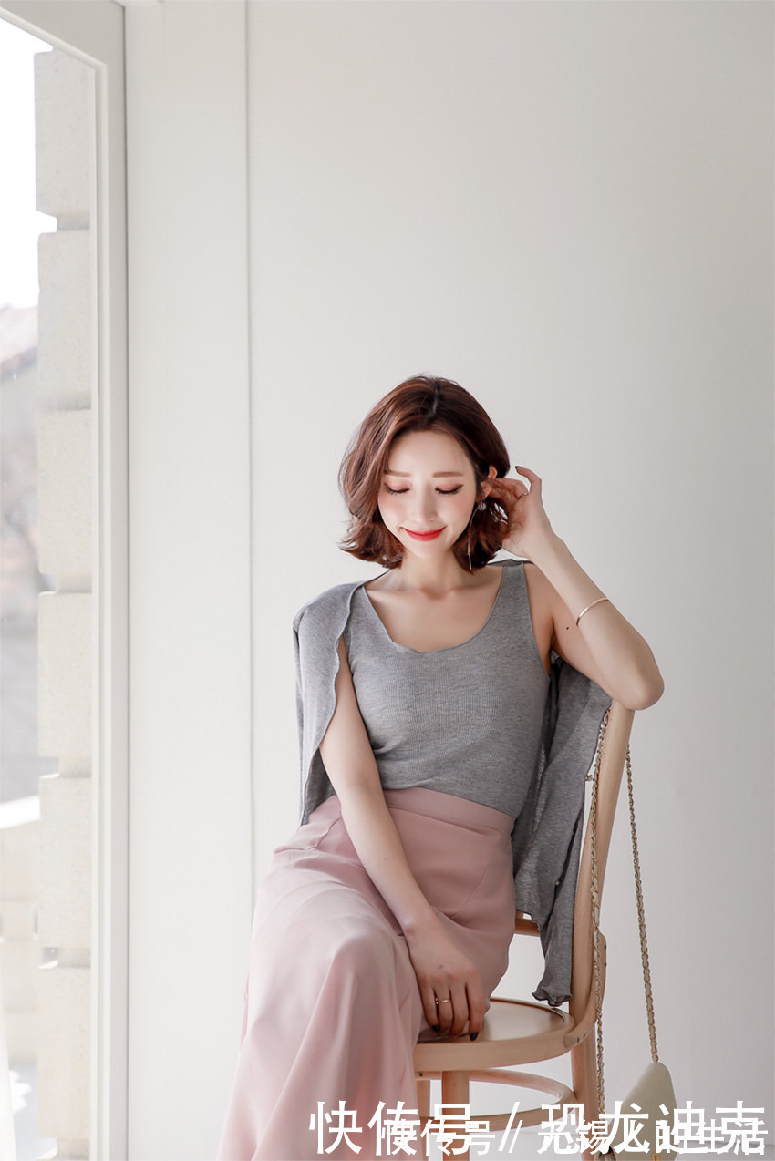 美女 穿过膝长裙的美女模特,端庄优雅的气质很迷人