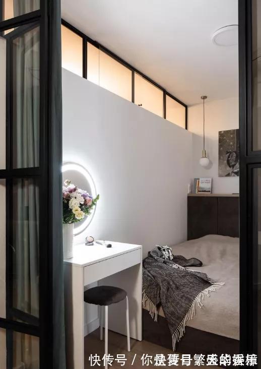 小户型|客厅一分为二当卧室,用玻璃折叠门做隔断,聪明人都这样设计了