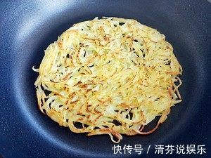 一个土豆就能做出3人的早餐,外酥内软不油腻,孩子吃了忘不了!