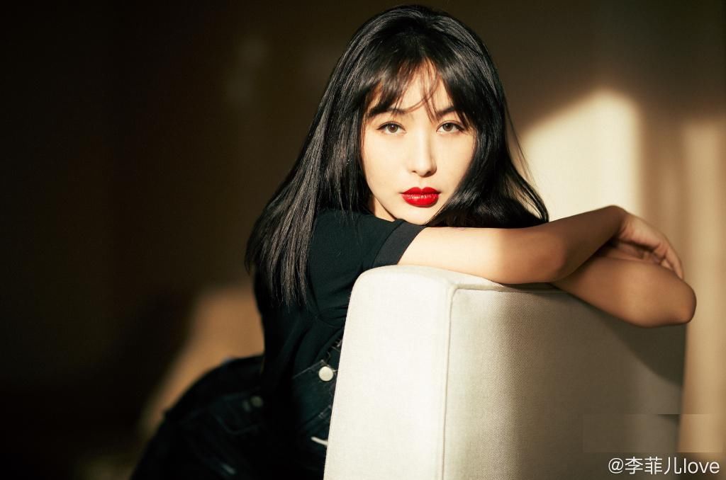 杨颖 杨颖黄晓明强势喊话,李菲儿概不回应,背后是一场精心设计的盛宴