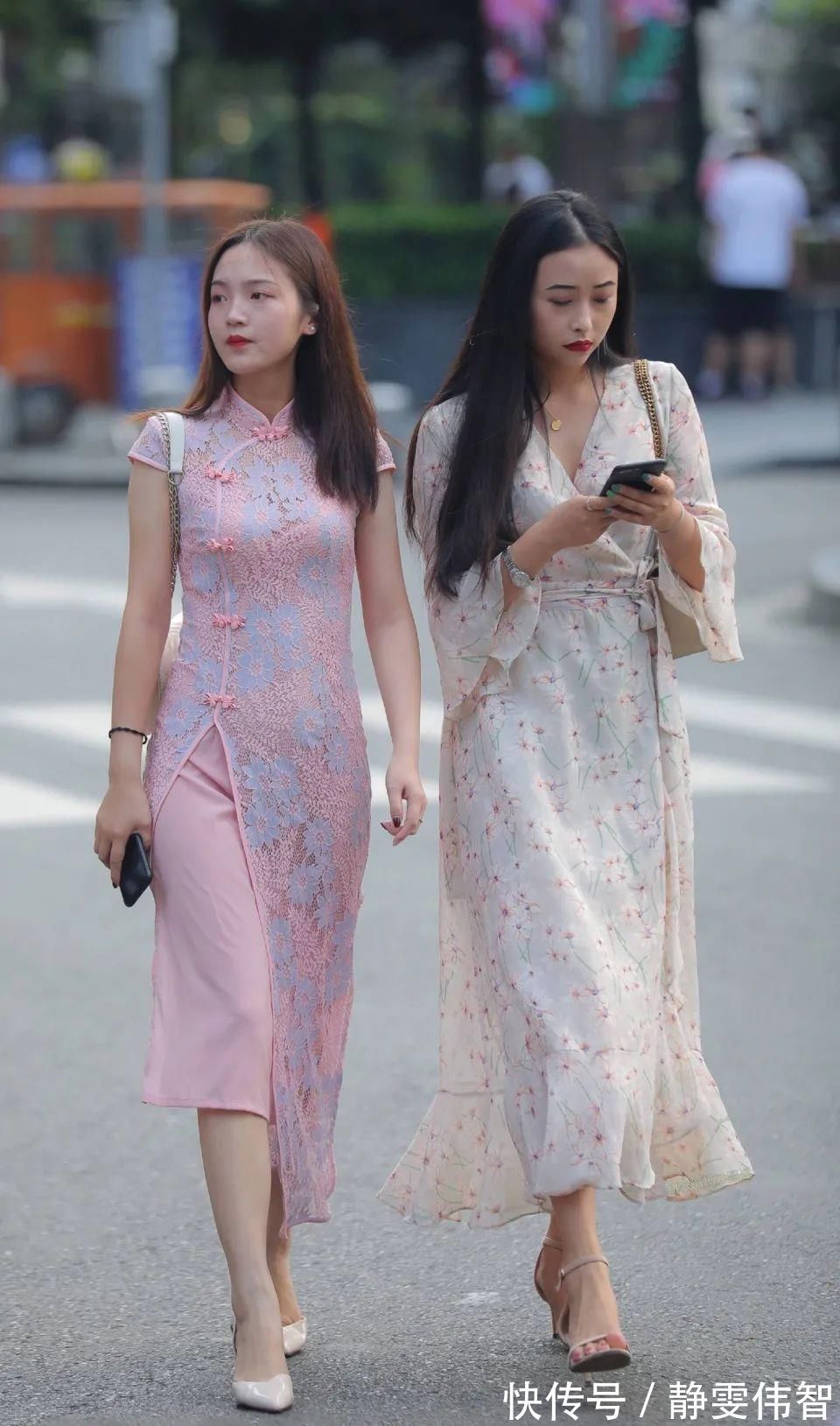 红色高跟鞋|两个闺蜜耍小心思,连衣裙搭配中分,忍不住多看几眼