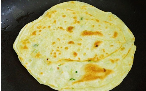 懒人葱油饼的做法，不用和面，10分钟搞定，酥脆喷香，简单超好吃