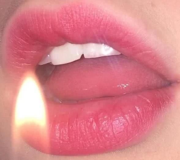口红|女孩子想拥有“薄嘴唇”这3习惯要改掉,不听会变“香肠嘴”哟