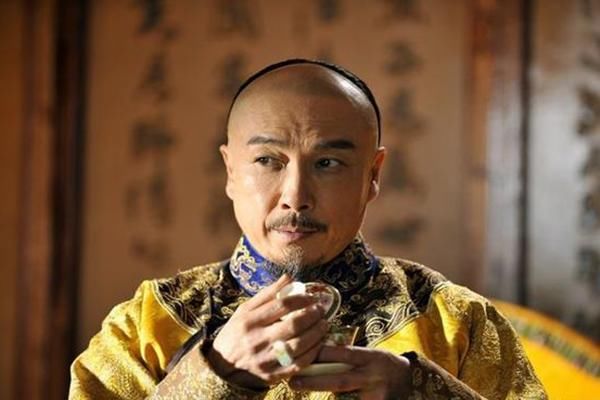 黄马褂|康熙到一老妇家吃饭，老妇：你不能坐这儿！康熙：大胆，赏黄马褂