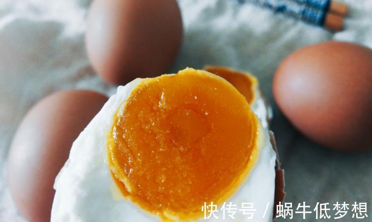 咸鸭蛋|鸡蛋这样腌，简单易做，新手也能一次搞定，个个鸡蛋都流油起沙