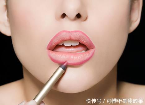 女生涂口红时,千万别有这4个“习惯”,不然再贵口红都掉色沾杯