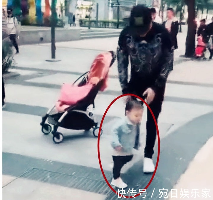 妈妈|萌宝跟妈妈一起出门逛街,突然看见了“爸爸”,画面却尬了