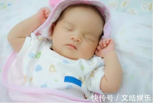 新生儿|新生儿宝宝偏爱“举手睡”，家长先别急着纠正，原因可爱又暖心