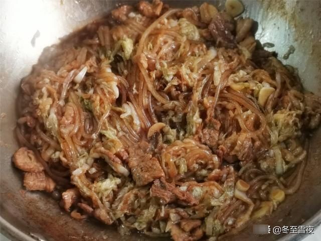 一道老东北菜，渍菜粉的家常做法，酸菜酸香味浓，粉条劲道不成团