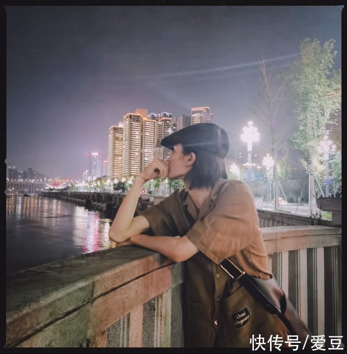 氛围感|210825 朱正廷发文将与重庆告别 夜游重庆氛围感拉满的随手拍公开