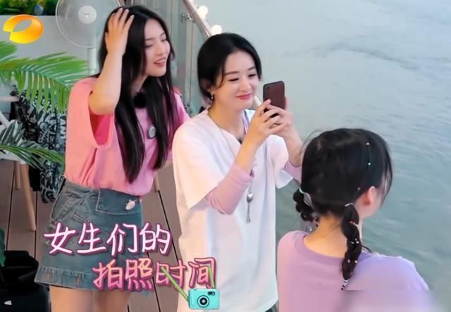 杨超越和赵丽颖合影,看到她们的造型后一个高贵,一个路人