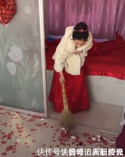 打扫|婚礼结束后,新娘弯腰打扫房间,抬头之后艳羡众人,美的不可方物