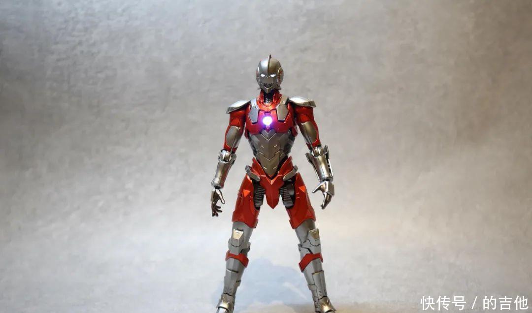 奥特曼|高达模型秀奥特曼直面钢铁侠呃,都是浑身亮闪闪嘛……!