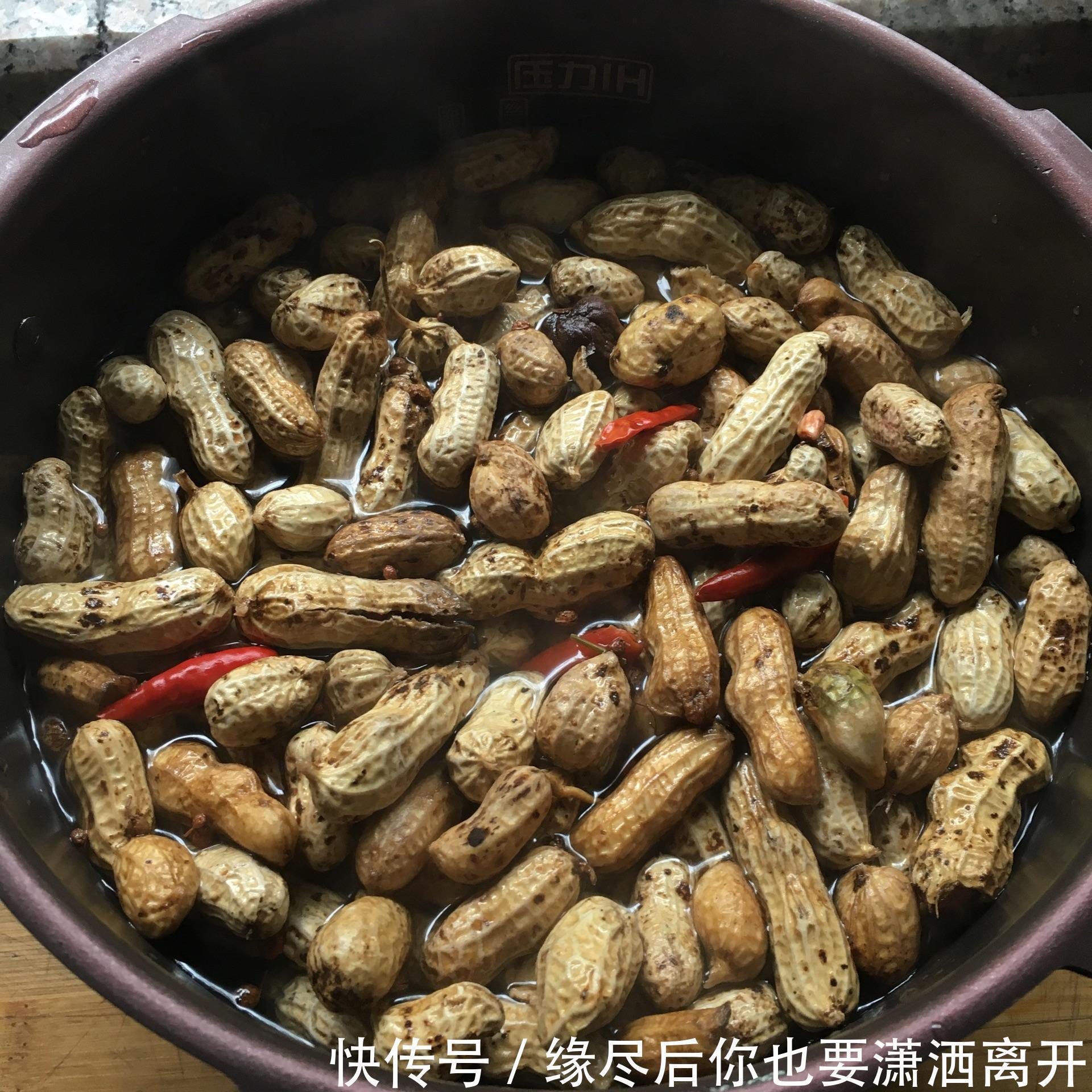 煮花生时掌握关键点，花生煮的贼入味，很多人抢着吃，美容养颜
