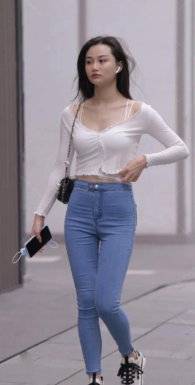 前卫 黑色露肩上衣搭配黑色打底裤,搭配很和谐,深受人们喜爱