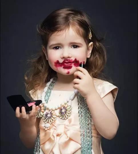 玩具垫|宝妈留3岁女儿在家,自己出门取快递,回家后的景象让她表情凝固