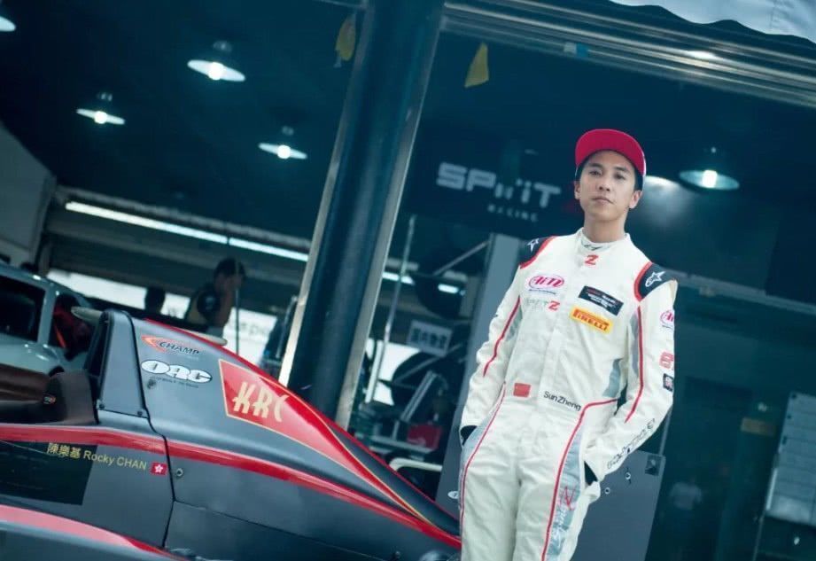 歌手|以一首《月半小夜曲》爆红的他,因一句话被封杀,如今过得怎样