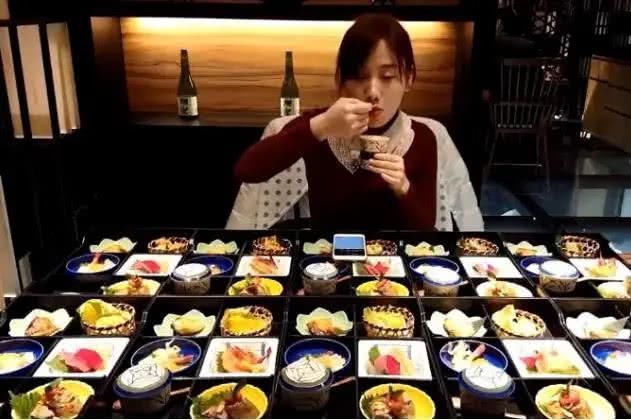 账单|大胃王去胡歌餐厅捧场,120道菜吃完后,账单数字让她愣了