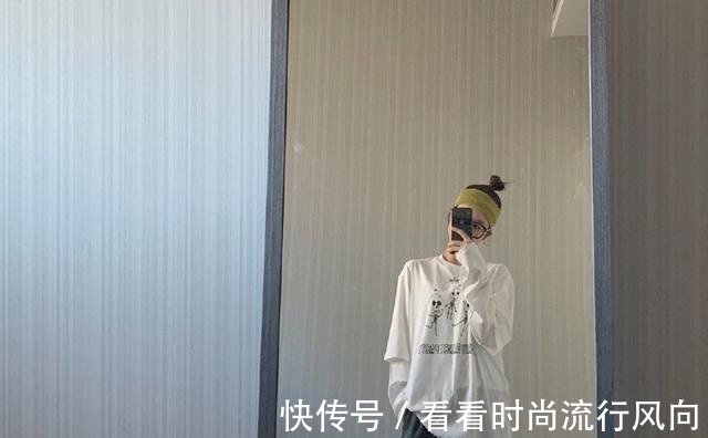 《青春有你2》李子璇穿著熒光粉的吊帶裙大冬天在室外溜達(dá)!