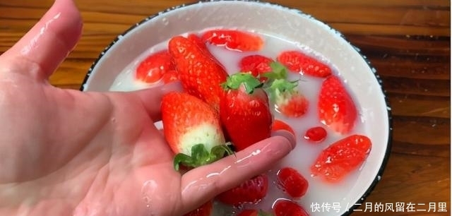 草莓该如何清洗呢?有人加盐有人加碱,其实都错了