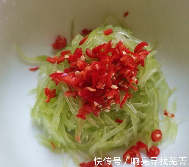 凉拌莴笋丝|凉拌莴笋丝，脆脆的，适合炎热的夏天！