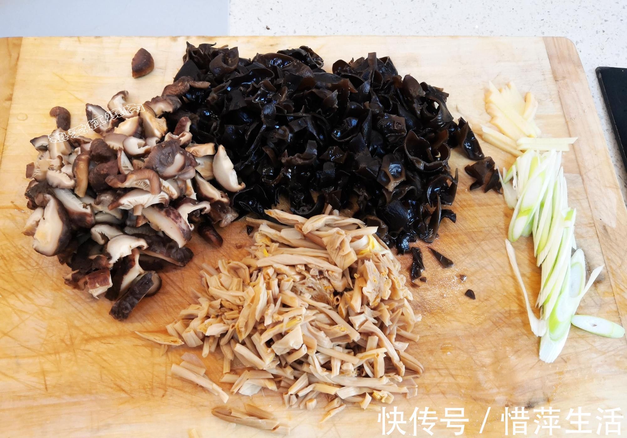 面条|我们这过生日必吃这碗打卤面,卤子香喷喷,面条爽滑又筋道太香了