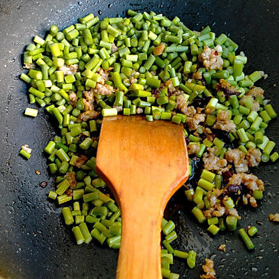 蒜薹丁酱炒肉末花生米