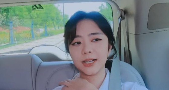 谭松韵刚上车就说想吃面,有谁留意一旁郑爽的表情怕是忘了有镜头