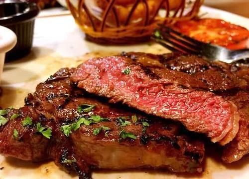 服务员|迪拜朋友请客吃牛排,中国小伙一口吞了盘里的煎蛋,服务员土鳖