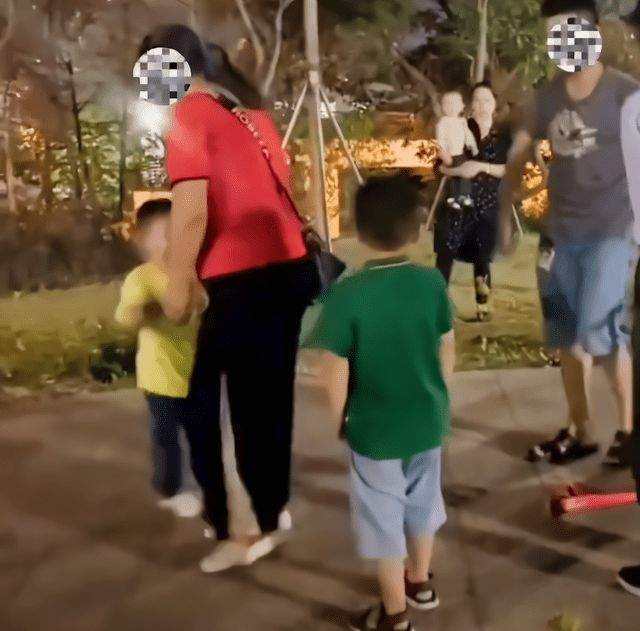 文明|两个孩子打架,吃亏一方妈妈急眼:别怂,给我打回去