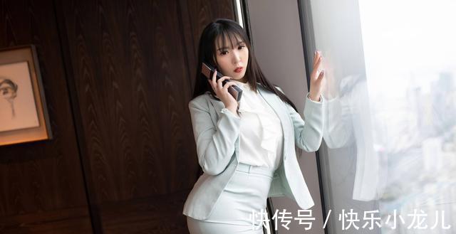 西装套装裙 西装套装裙搭配白色衬衫时尚大方,穿出清新飒爽的气质