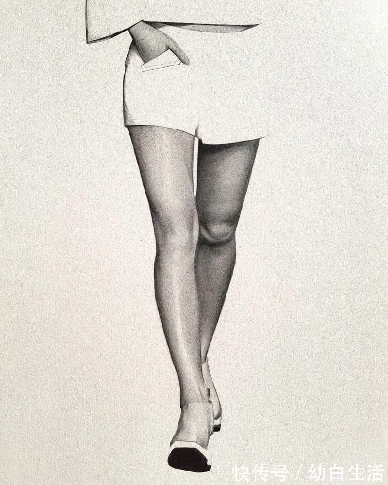 手绘$总被怼素描画得像头盔,瞧她用自动铅笔画,笔笔都是功力,厉害了!