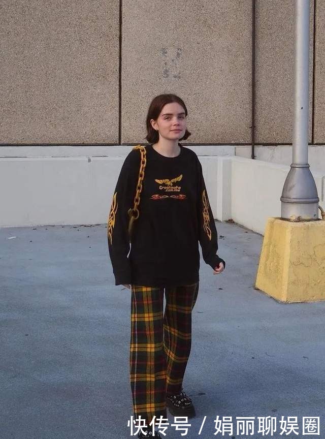 青春|卫衣下面别再配牛仔裤,今冬流行这样穿,青春洋气不说,还时尚