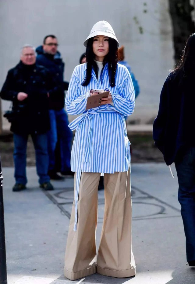 伊万卡气质全开!穿条纹衬衫搭配牛仔裤高贵洋气，意外穿出高级感