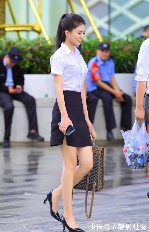 街拍 美女穿搭:牛仔裤热度不减,尽显清爽时尚,有考虑过别人的感受吗?