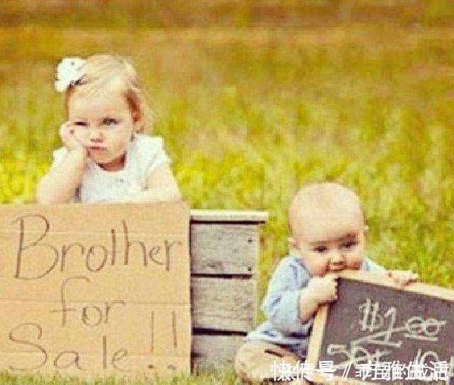 父母|大宝带二宝靠谱?为打游戏“封印”妹妹,网友:还能这样带娃?