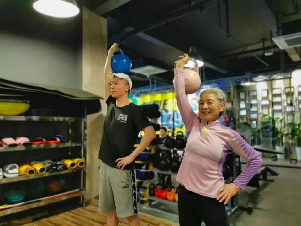 健身|70岁硬核奶奶3个月减脂28斤，凭马甲线上热搜！光彩照人的生命
