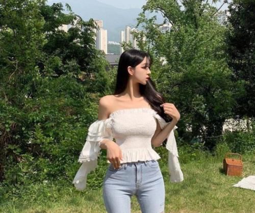  时尚|美女穿搭：牛仔裤提升自身气场，洋溢着别致的时尚魅力