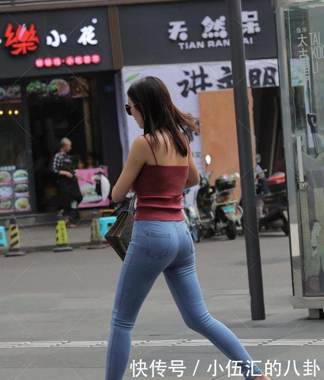 搭配|红色马甲，搭配牛仔裤，时尚大气