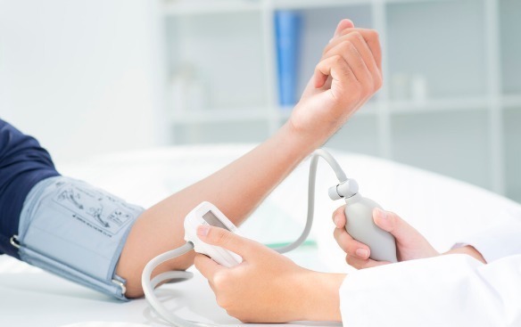 补水|得了高血压就要少喝水了解5个要点,助你健康饮水,稳控血压