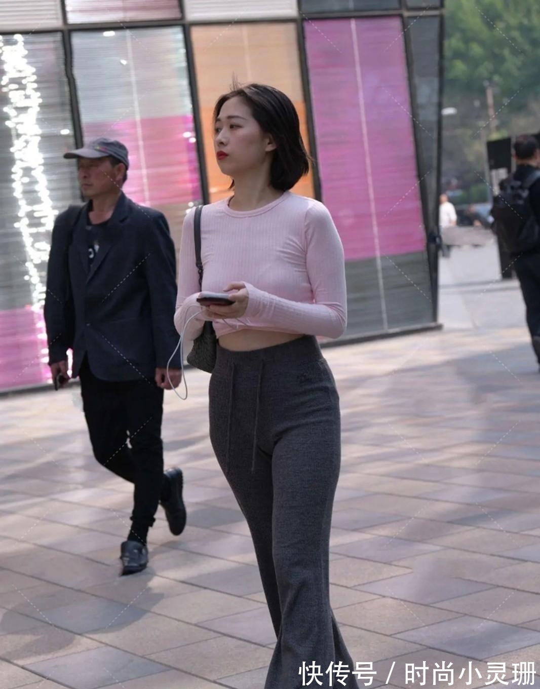 浅灰色|粉色上衣搭灰色休闲裤,青春简约又大气,轻松穿出时尚感!