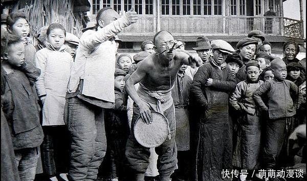 女人|晚清老照片：蒙古的女人酷爱牛角，苦命的男子哭着吞剑！