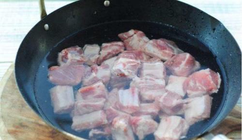 炖排骨|炖排骨汤,先焯水或者直接炖都不对,学会正确做法,肉软汤鲜