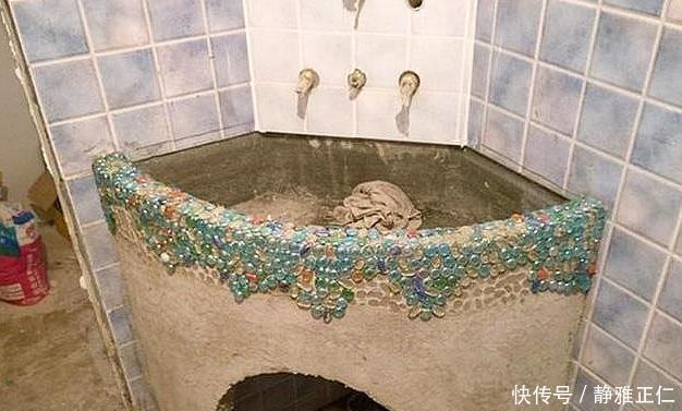 水管|卫生间小不好买手盆师傅在转角砌个洗手台，发业主群里都炸锅了